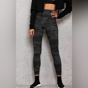 ALO YOGA HIGH WAIST VAPOR LEGGING SIZE S BLACK CAMO
